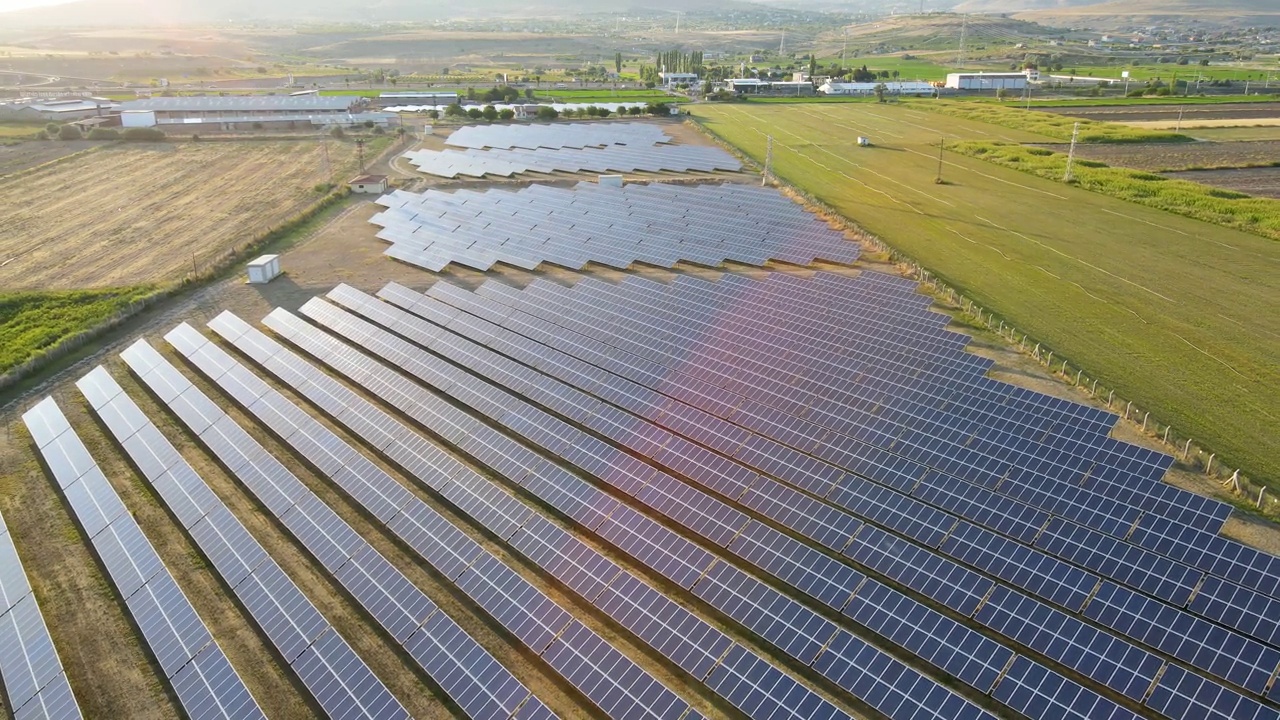 传统农用地毗邻新时代太阳能用地视频素材