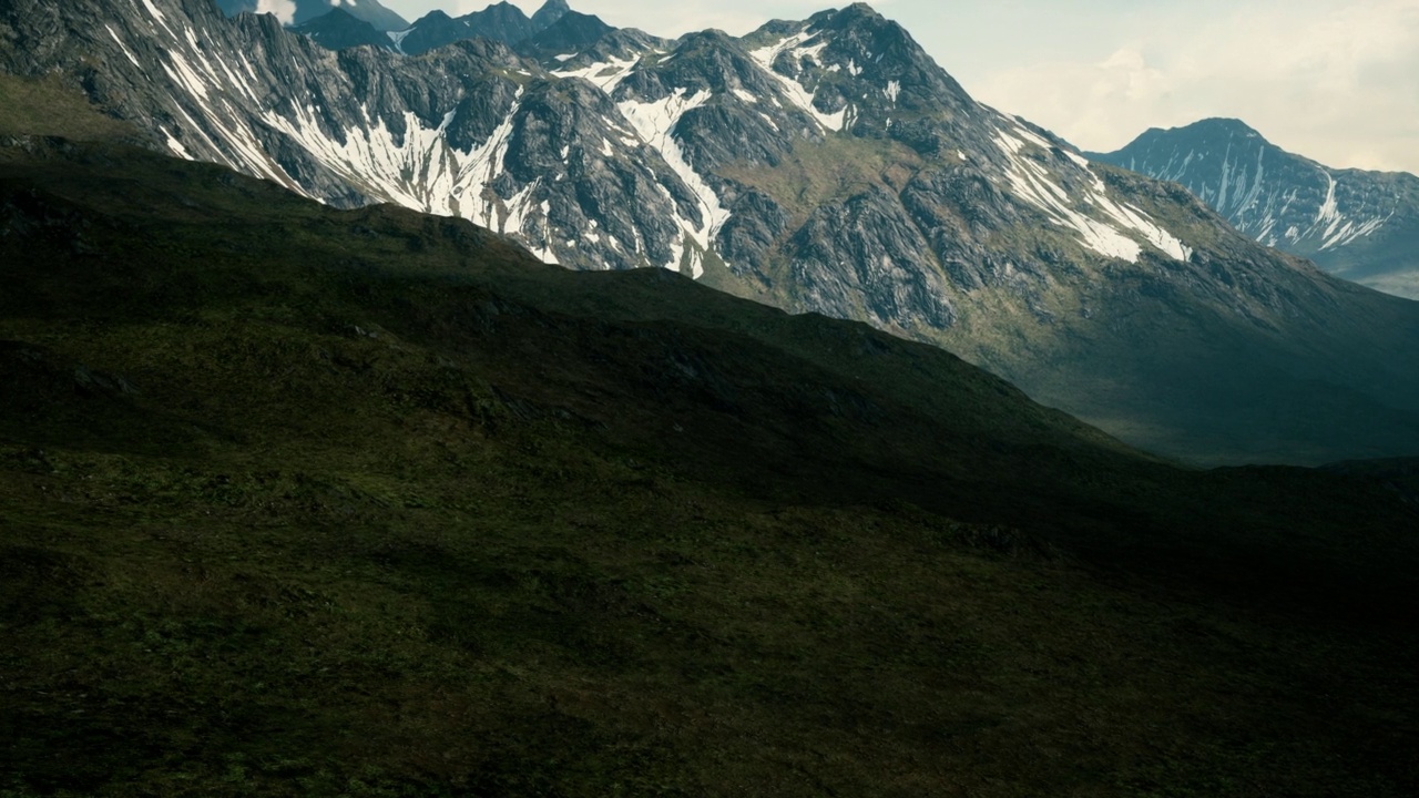 山间峡谷，绿油油的草地被阳光照亮视频素材