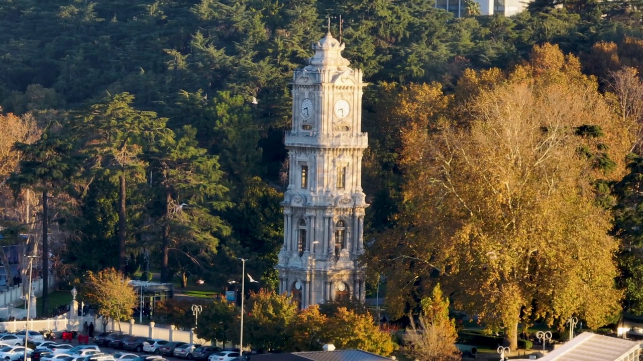 Aerial view of the Dolmabahçe Mansion clock tower, the clock tower in the city center, the historical clock tower, istanbul tower视频素材