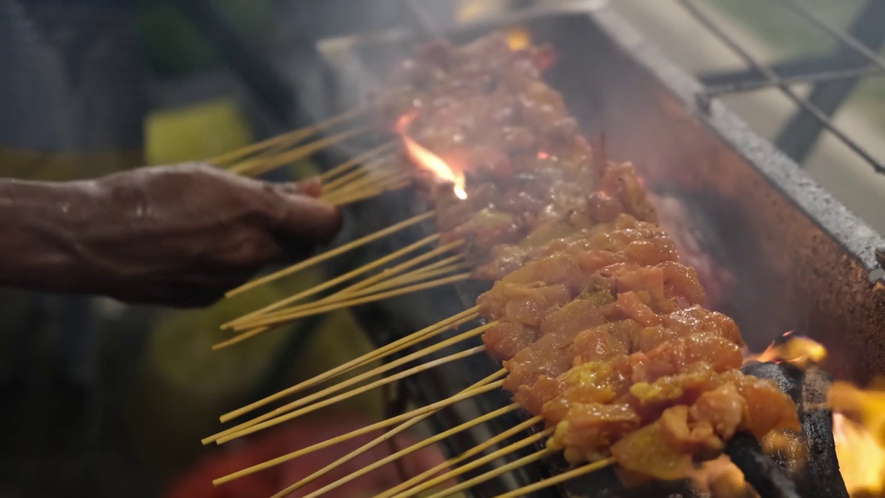 烤肉串鸡沙爹在炭火烧烤与火焰和烟视频素材