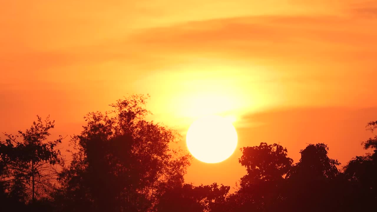 美丽的风景，太阳与日落。视频素材