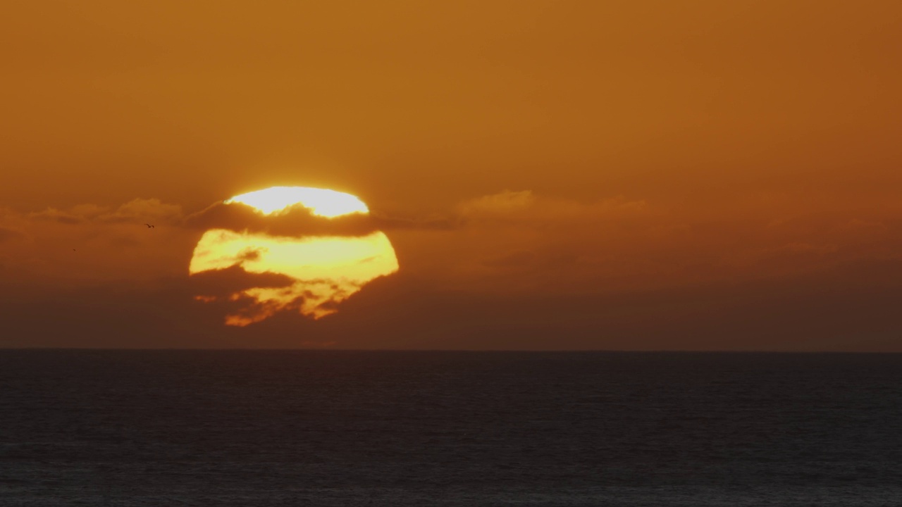 葡萄牙海岸大西洋上美丽的日落和大太阳。视频素材