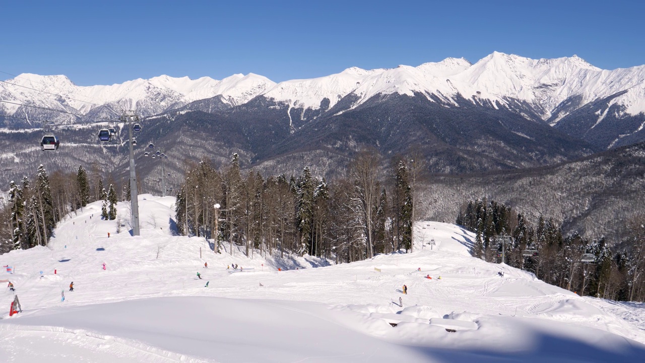 冬季，滑雪者在雪山的滑雪坡上滑雪视频素材