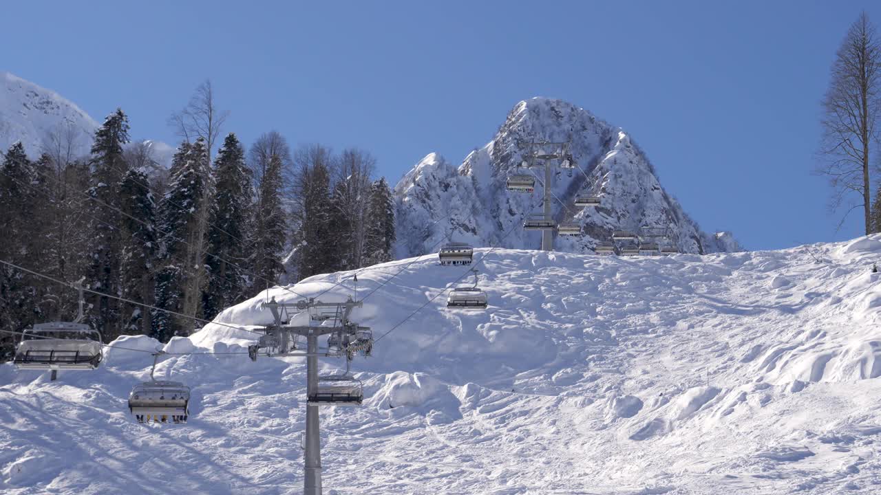 冬天，滑雪者、游客坐在悬挂的滑雪缆车上上山视频素材