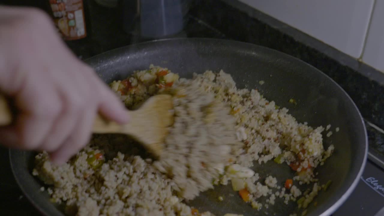 藜麦配鸡肉和蔬菜视频素材