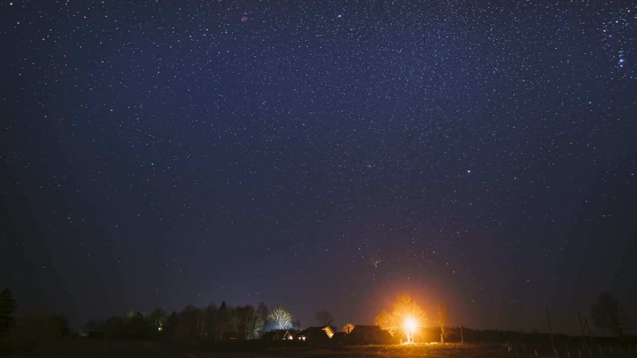 老村上空的夜空繁星。白俄罗斯乡村风景上的天然星空视频素材