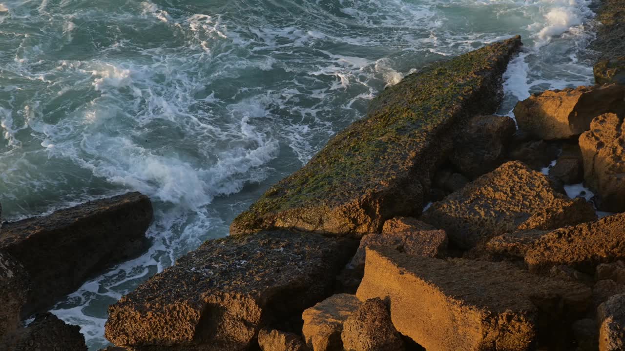 海浪拍打着岩石视频下载