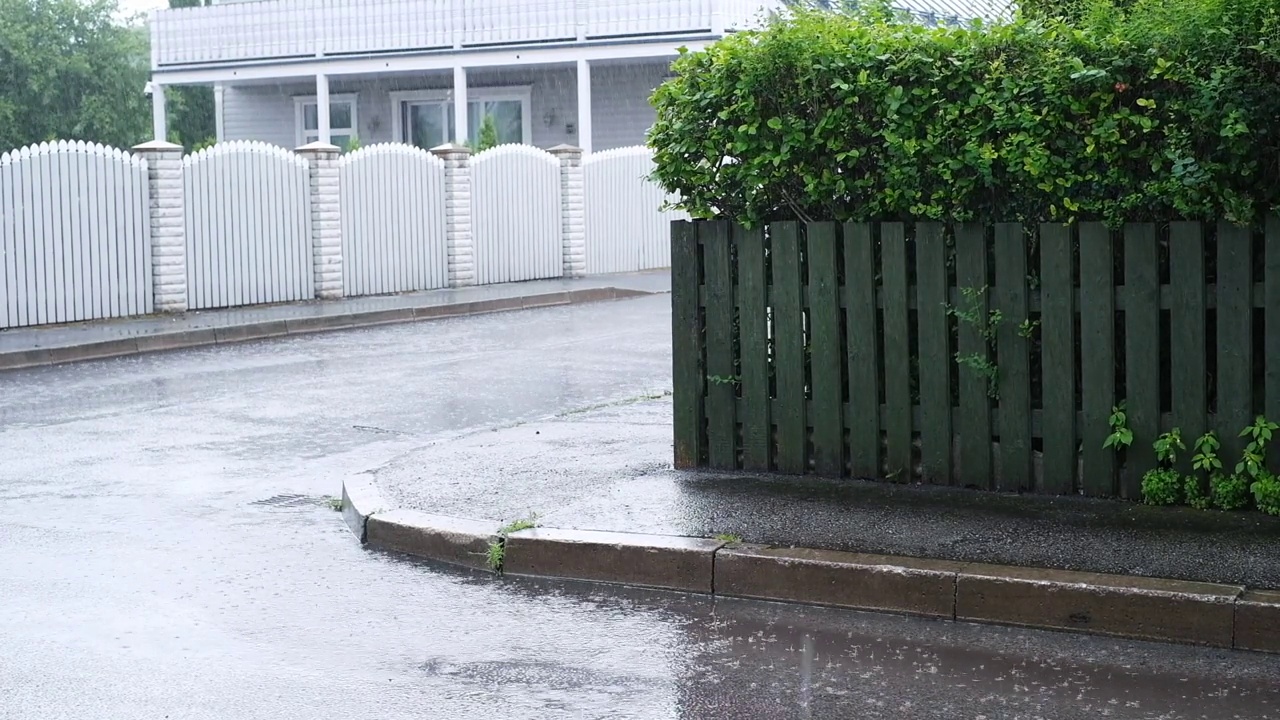 大气降水形式的城市暴雨特写视频素材