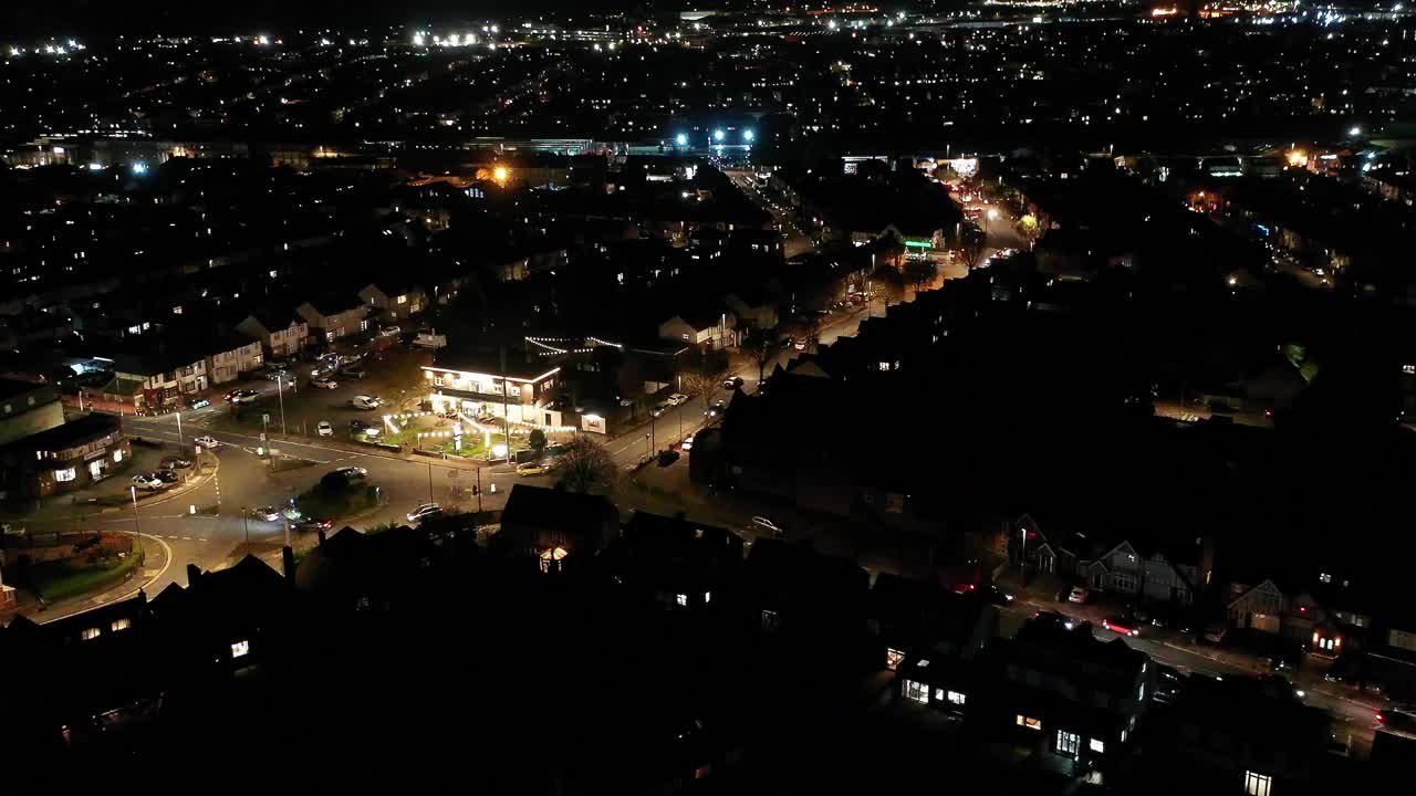 夜间照明道路和交通视频素材