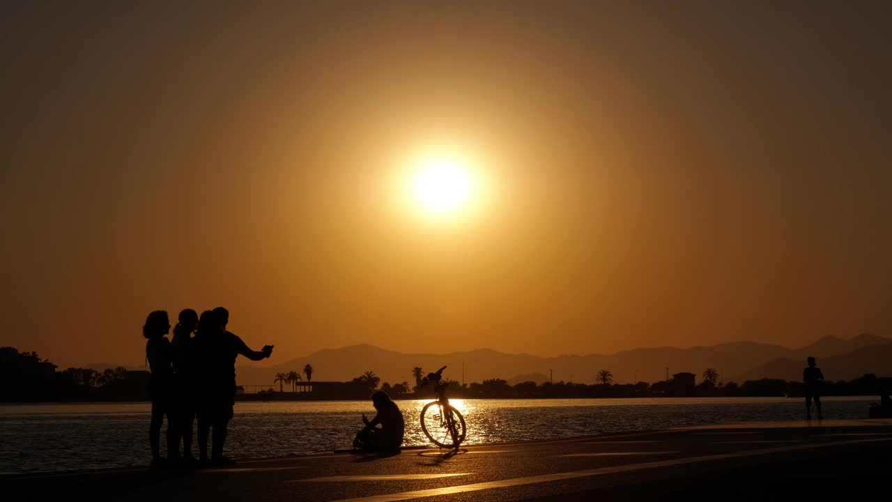 河堤上的夕阳视频素材