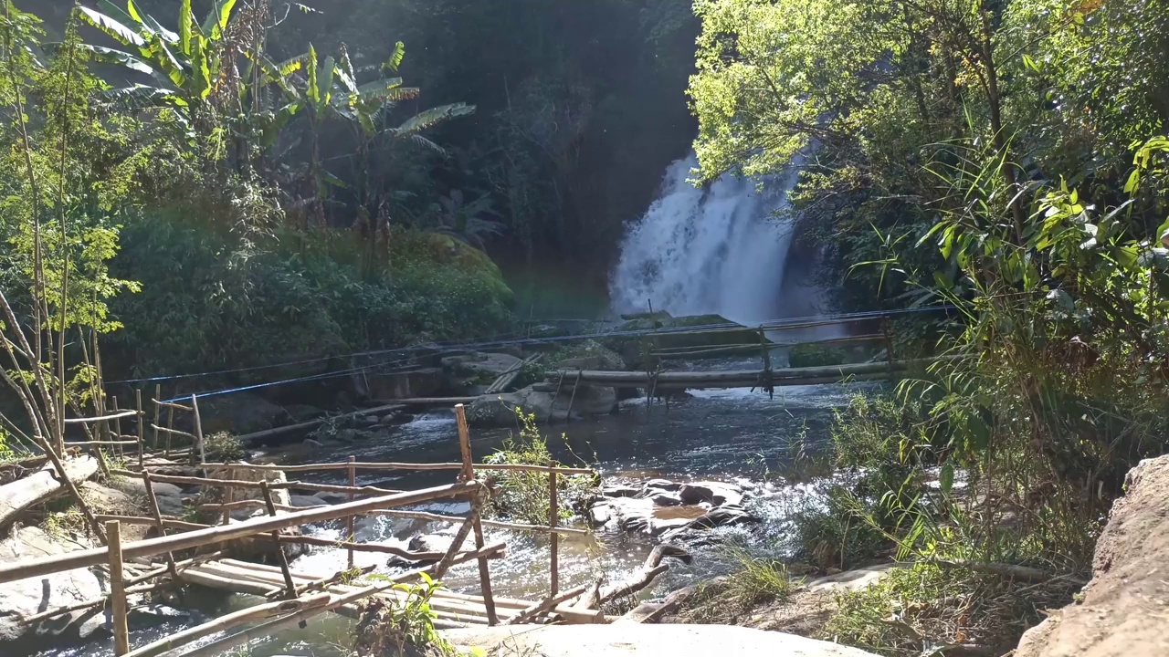 林间竹桥步道，溪流瀑瀑视频素材