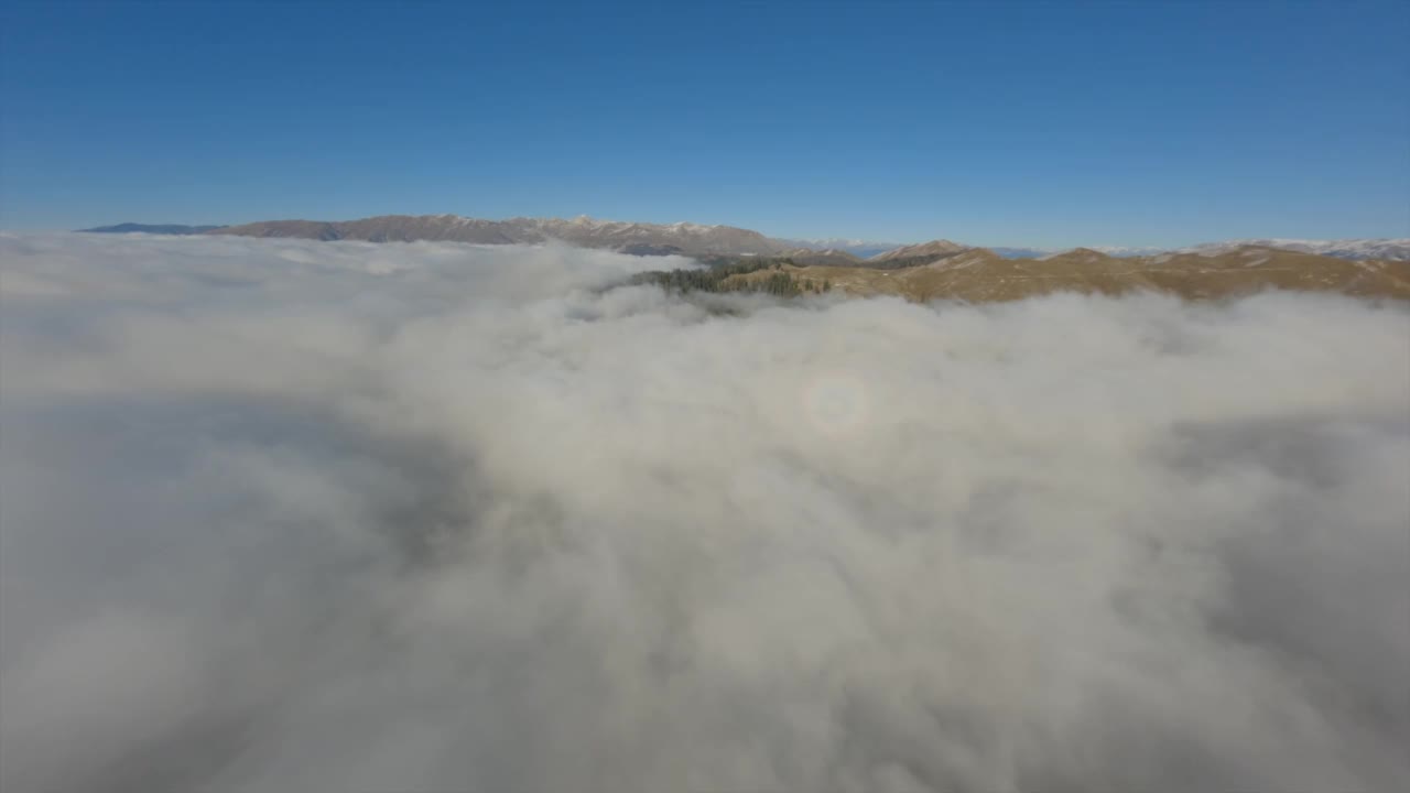 鸟瞰运动FPV无人机飞行云雾雾和风景如画的丘陵地形视频素材