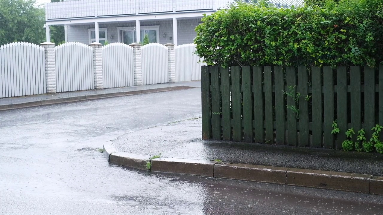 大气降水形式的城市暴雨特写视频素材