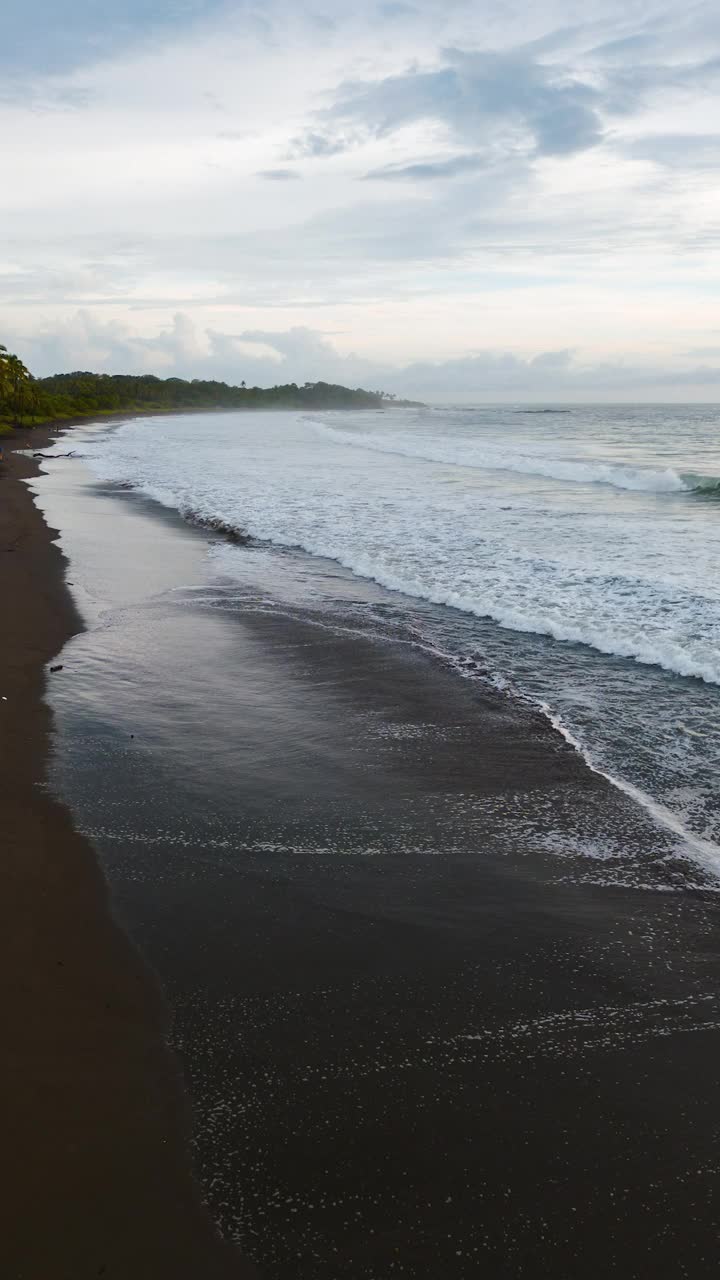 海浪的垂直时间推移视频素材