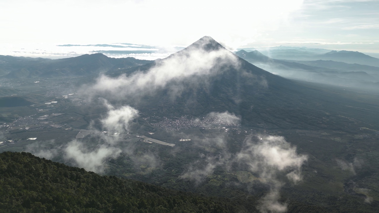 在白云覆盖下的阿瓜火山的鸟瞰图视频素材