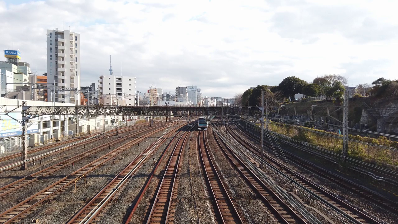 从上面俯瞰日本铁路JR轨道在冬季白天的景观，火车在铁路上运行。新干线——超高速列车视频素材