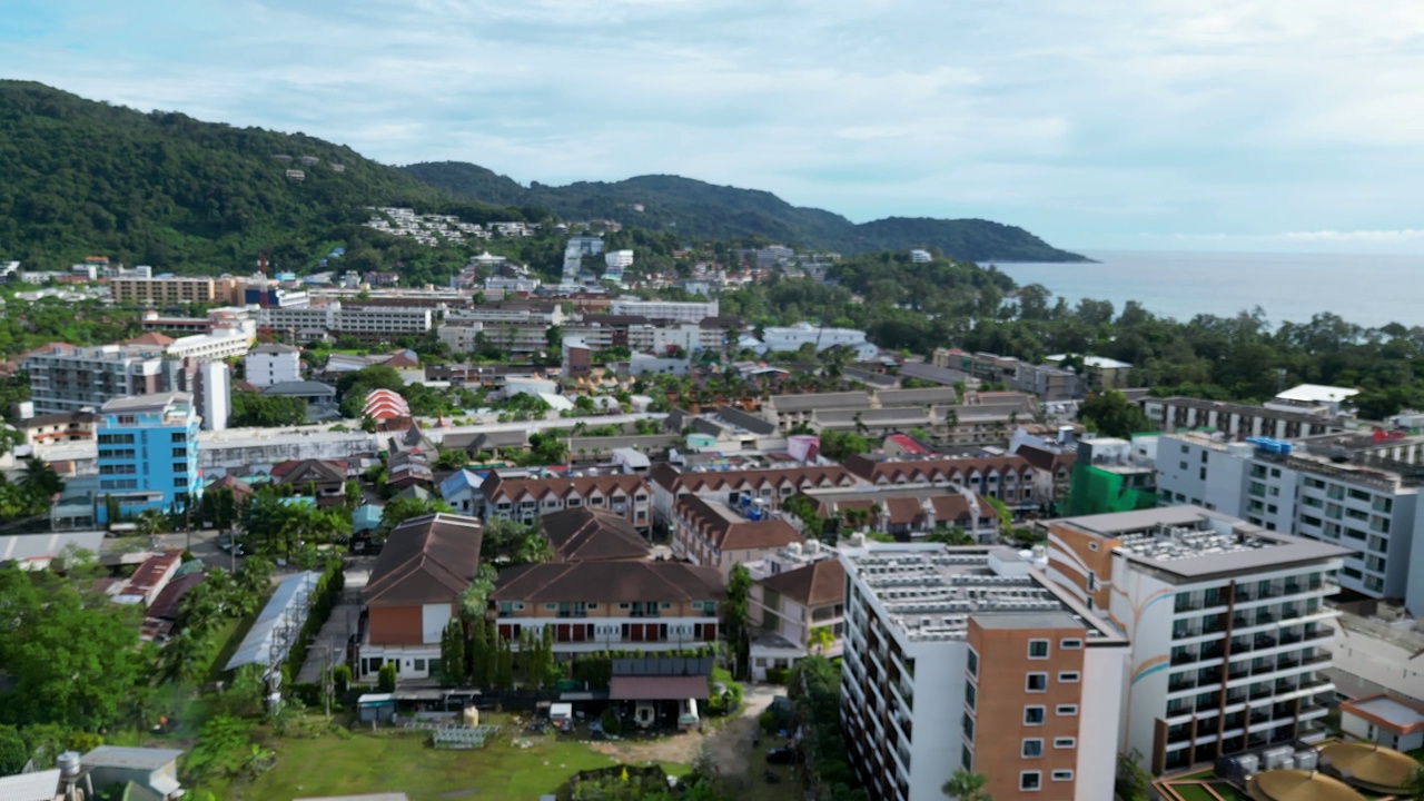 泰国卡塔海滩度假村和建筑的航拍视频素材