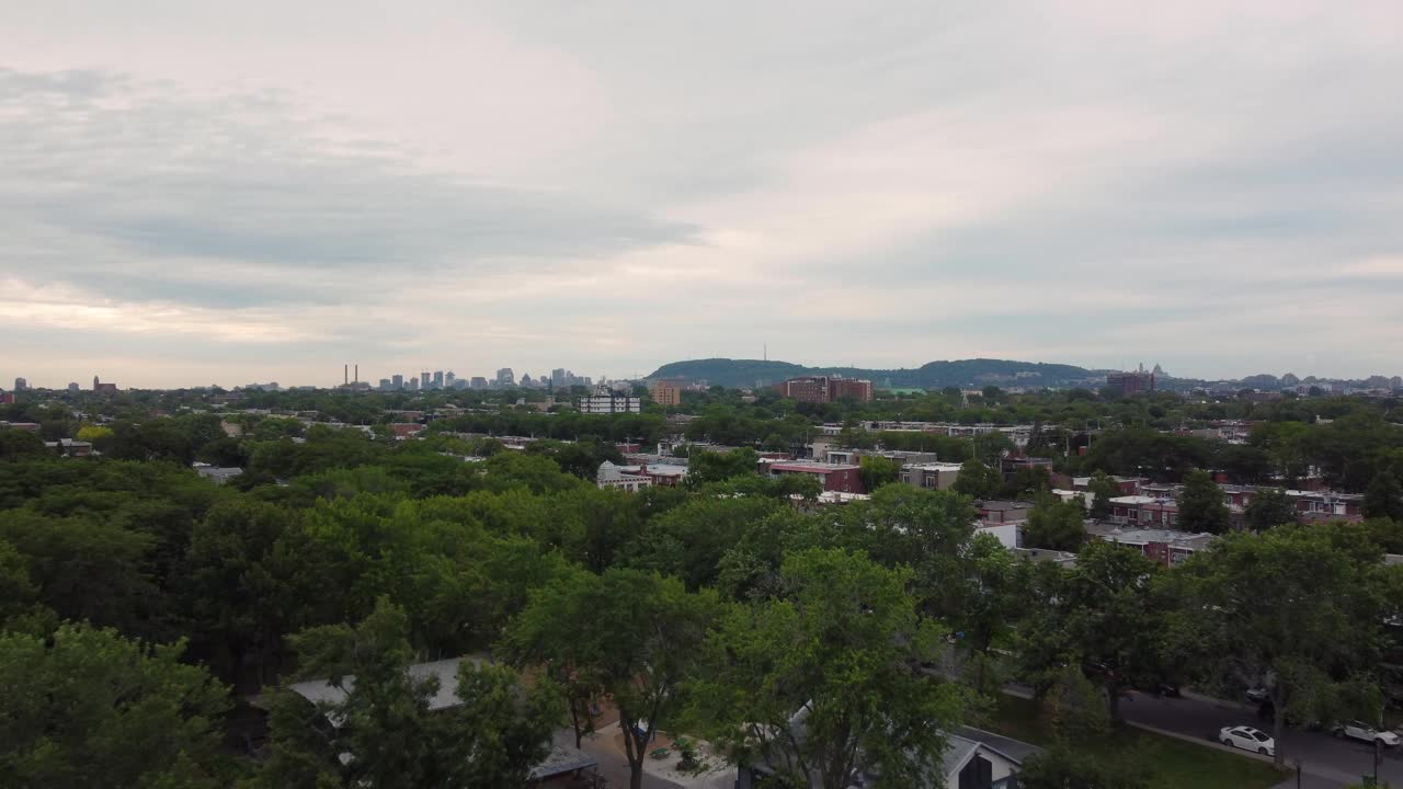 在阳光明媚的日子，鸟瞰城市建筑视频素材