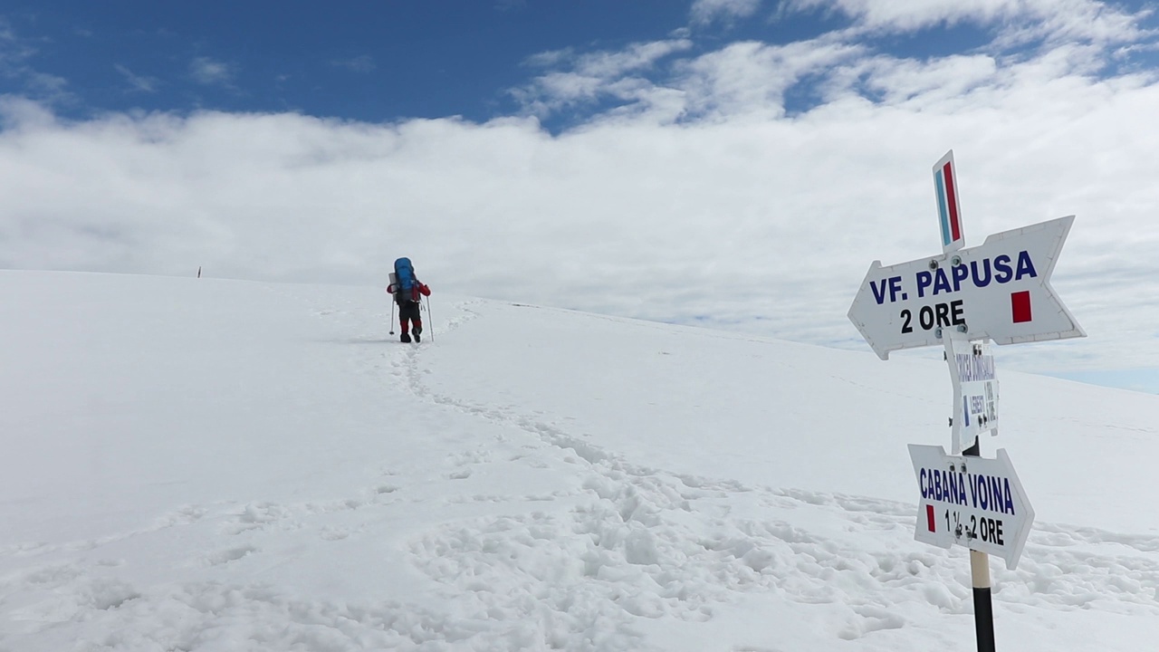 一名登山者在罗马尼亚Varful Papusa峰攀登的后景视频素材