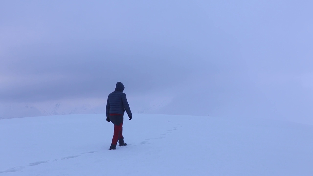 登山运动员在雾蒙蒙的雪山中跋涉视频素材