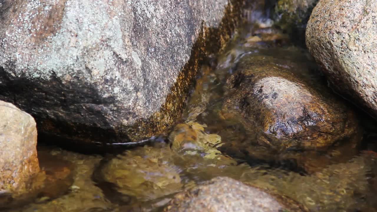 水流过岩石的高清图像视频素材