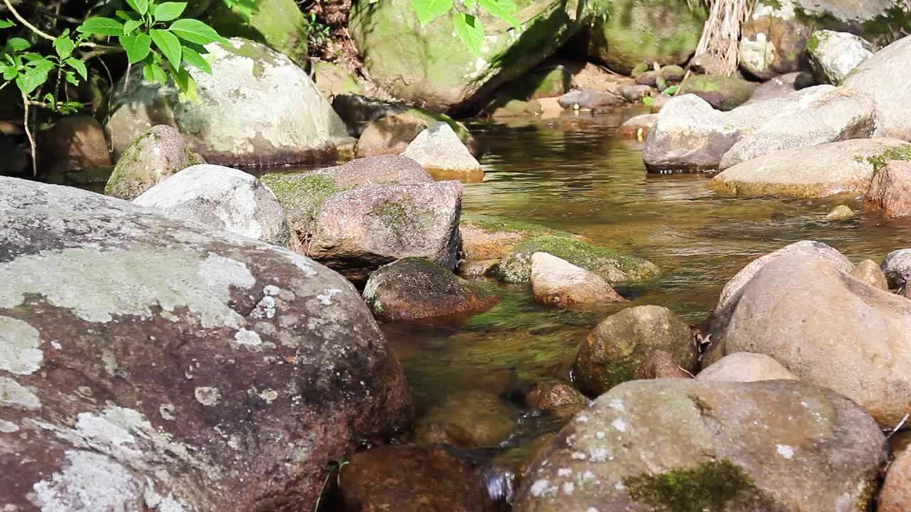 山河流过岩石在高清视频素材