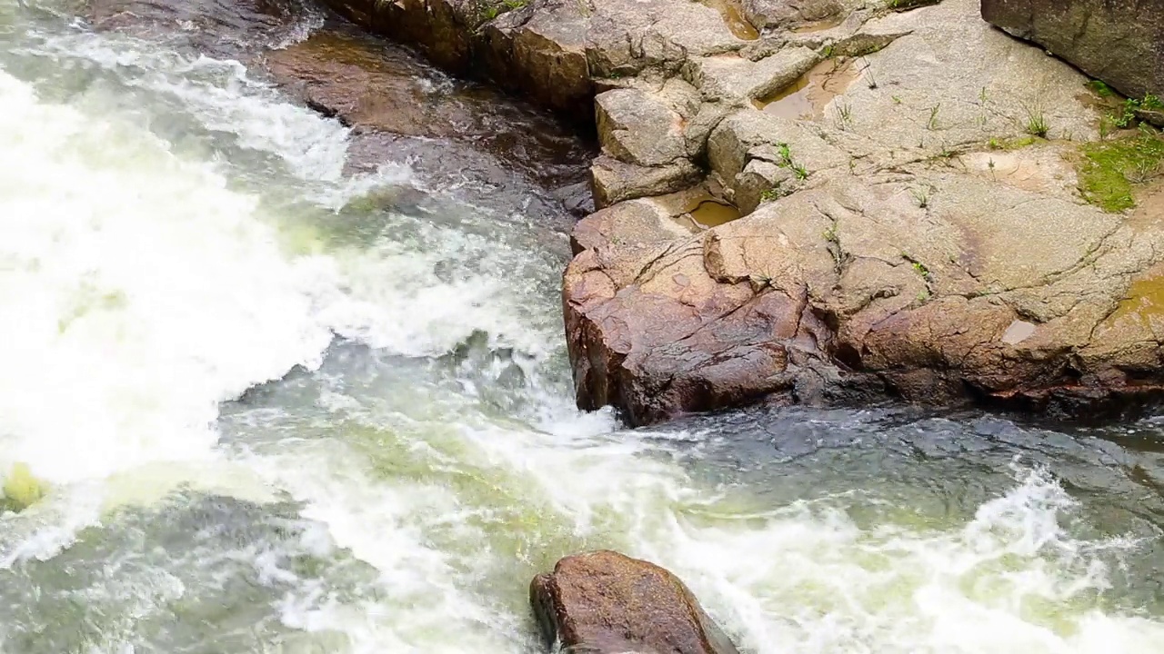 山河流过青苔岩石在高清视频素材