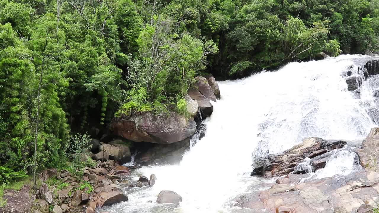 瀑布在山上的河流流过岩石在高清视频素材