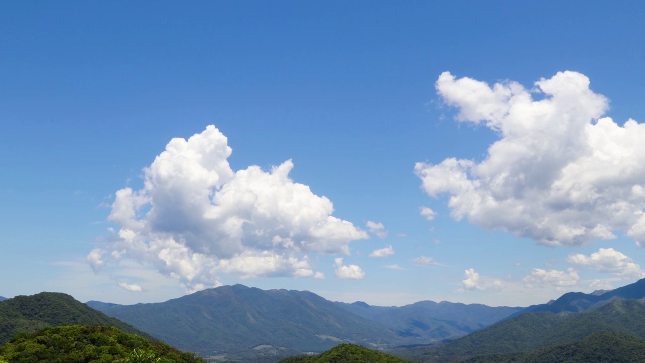 巴西山脉上空宁静的延时运动视频素材