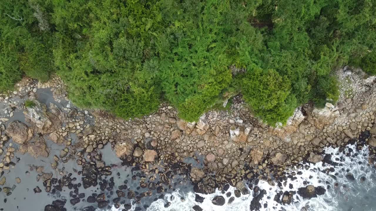 航拍的巨浪在一个美丽的岛屿上的岩石海岸在高清视频素材