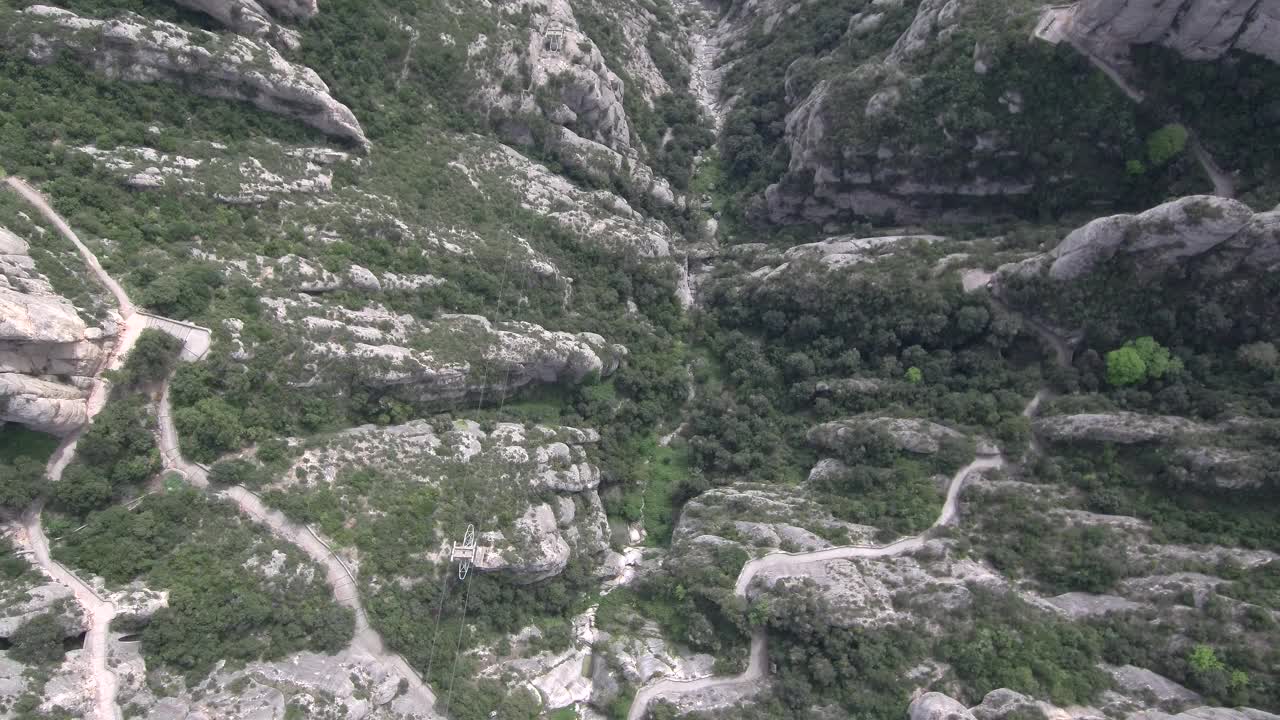 在一个阳光明媚的日子，鸟瞰岩石山的景观视频素材