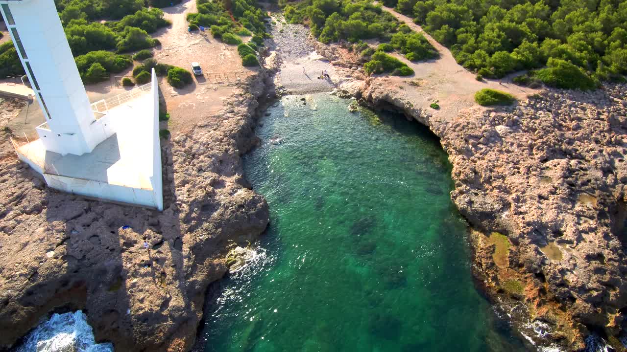 靠近大海的海岸上灯塔的鸟瞰图视频素材