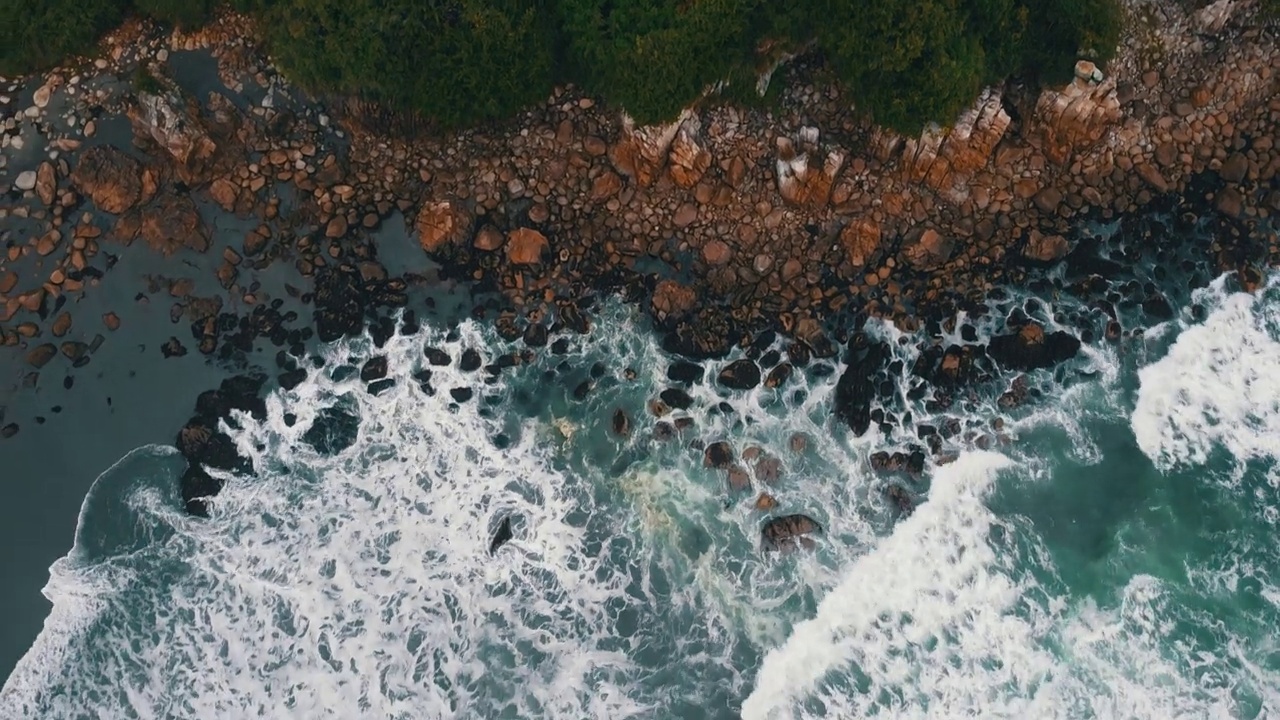 航拍的巨浪在一个美丽的岛屿上的岩石海岸在高清视频素材