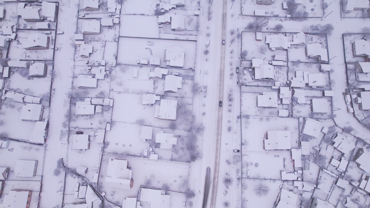 鸟瞰雪村与私人住宅和花园地块在冬天视频素材