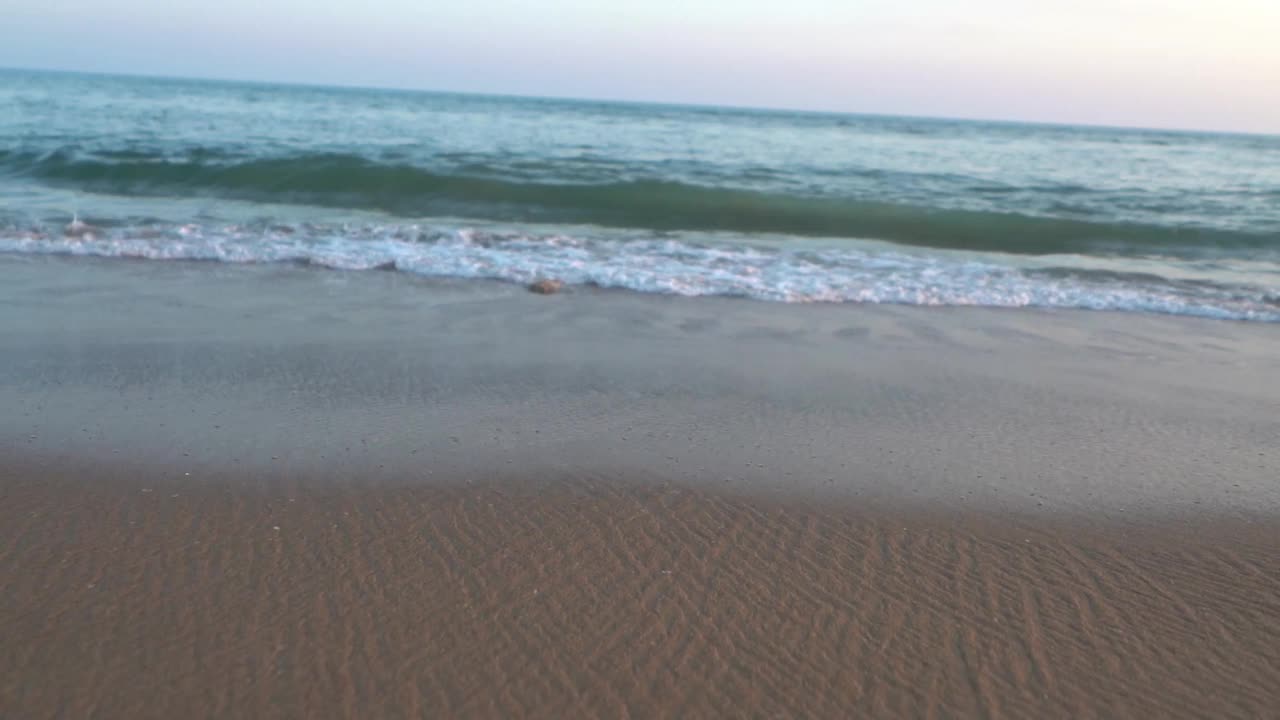 夏日阳光下的海滩海景。视频素材