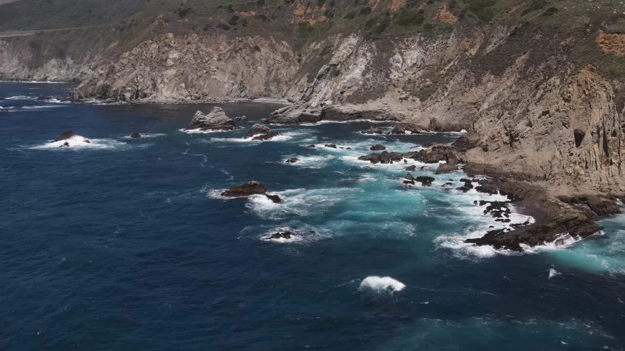 加州崎岖海岸线的航拍图视频素材