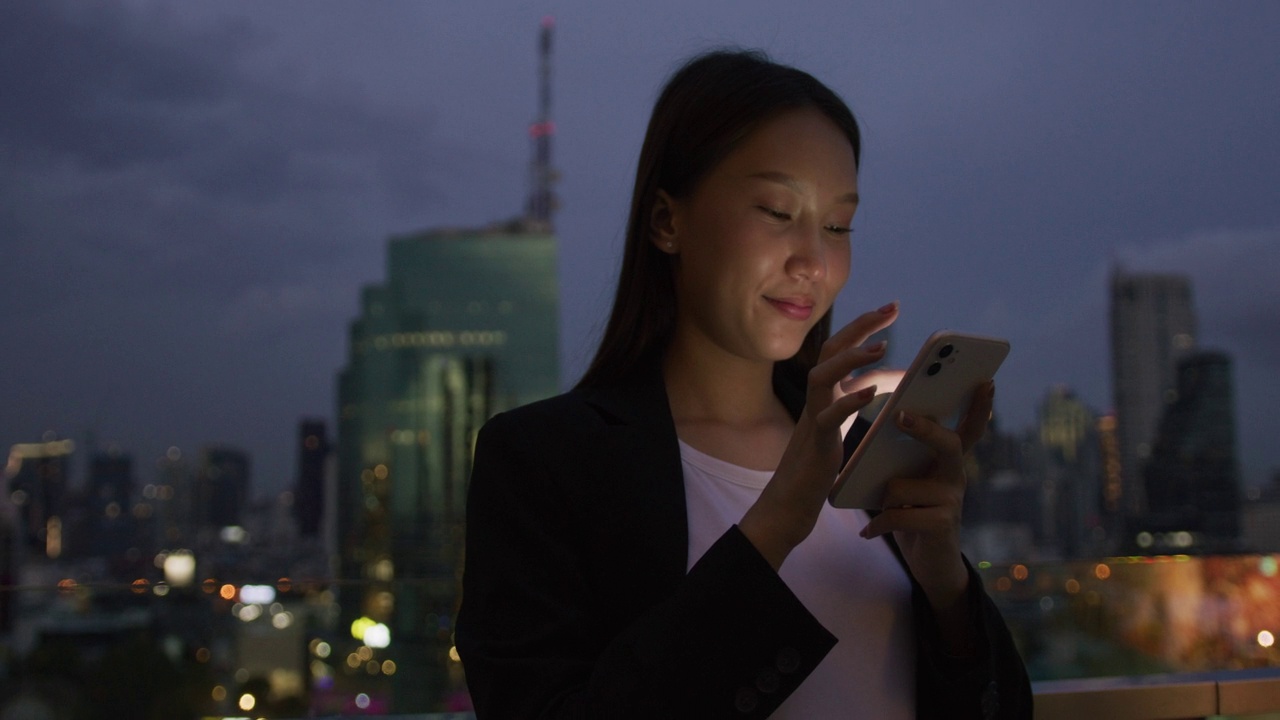 现代城市中使用手机的女商人视频素材