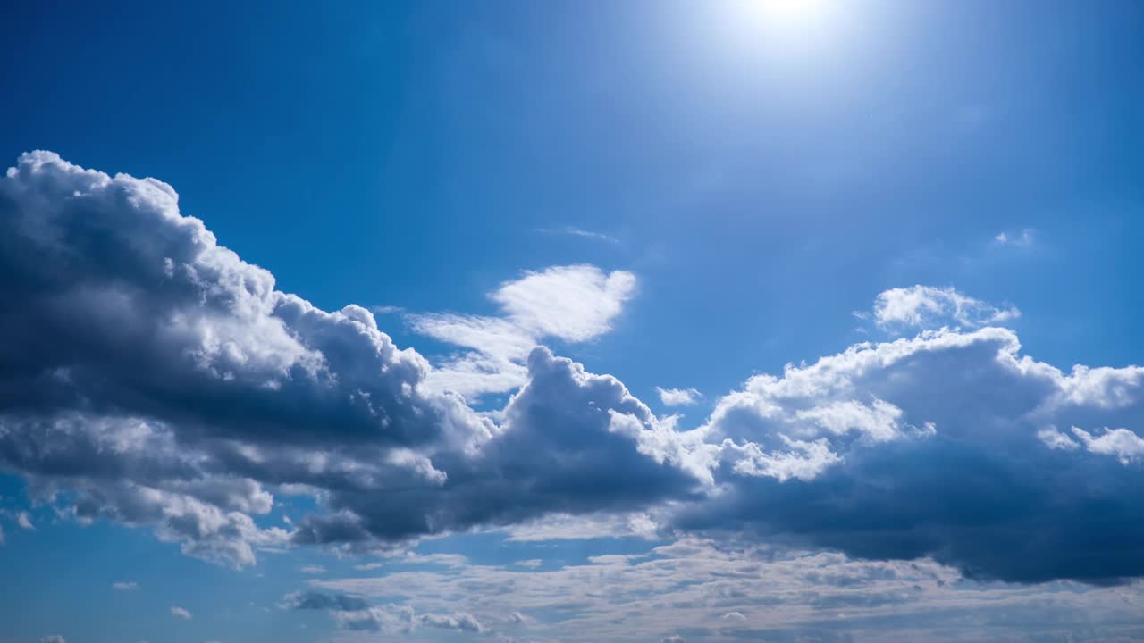 蓝天下积云在太阳下移动的时间流逝，云空间视频素材