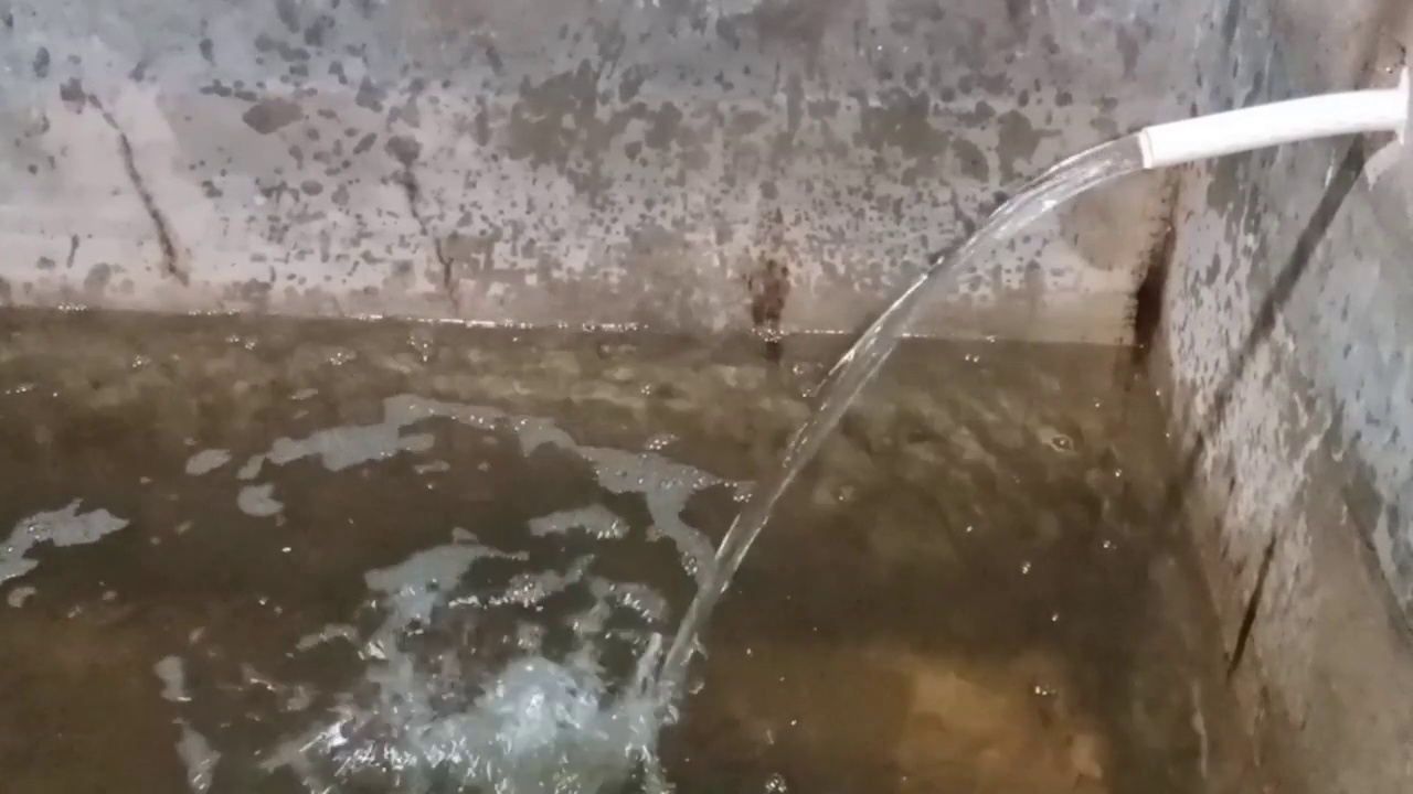 流水的阵雨通过管道灌满了水库视频素材