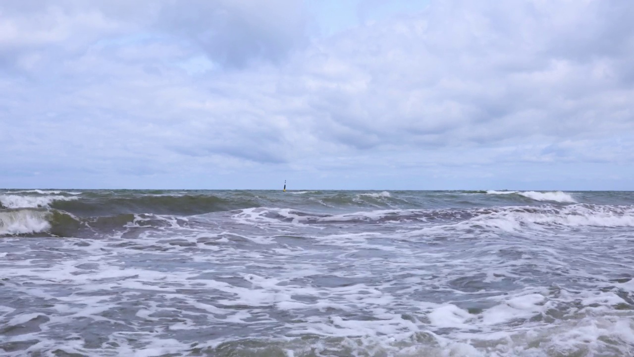 德国波罗的海沿岸的强烈海浪视频下载