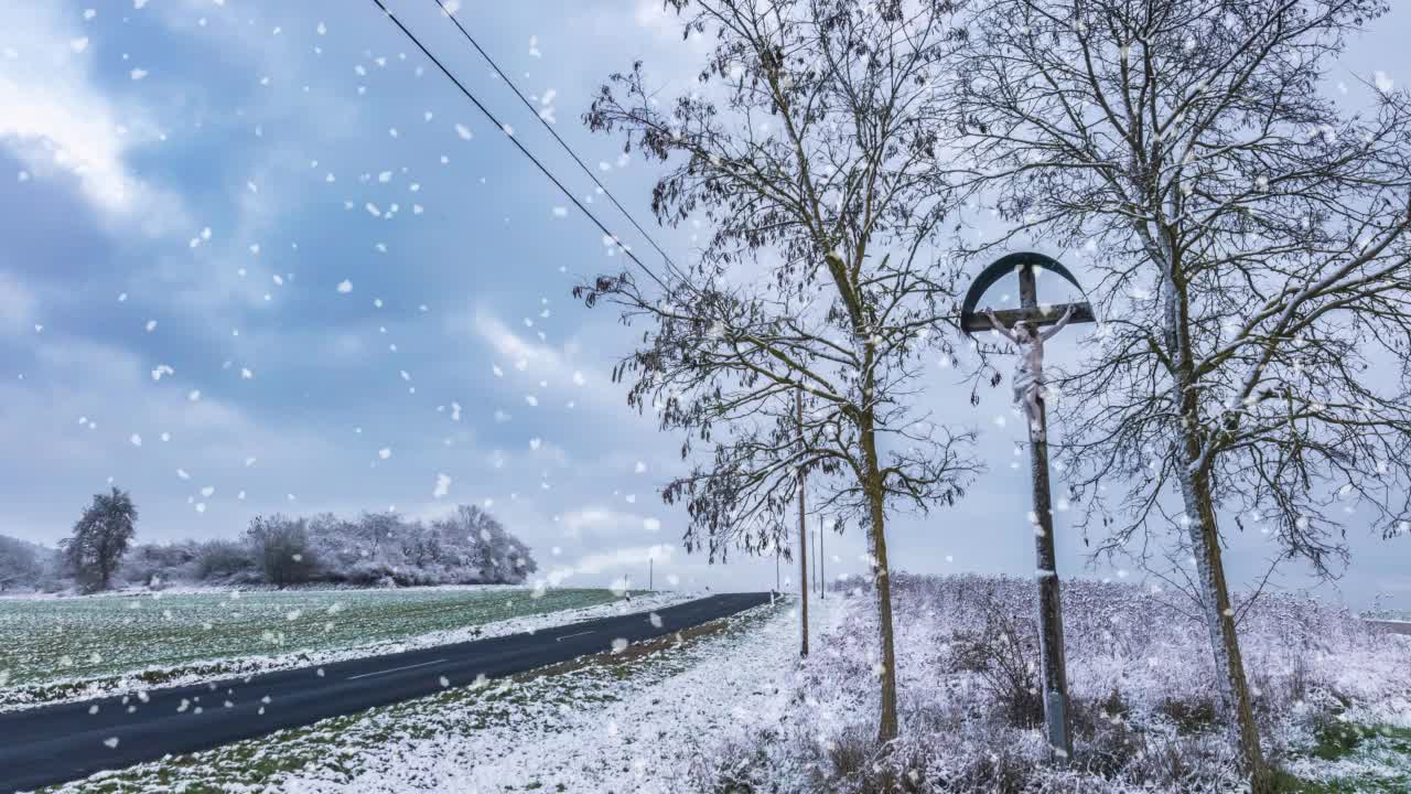 十字站在街道旁边的雪视频素材