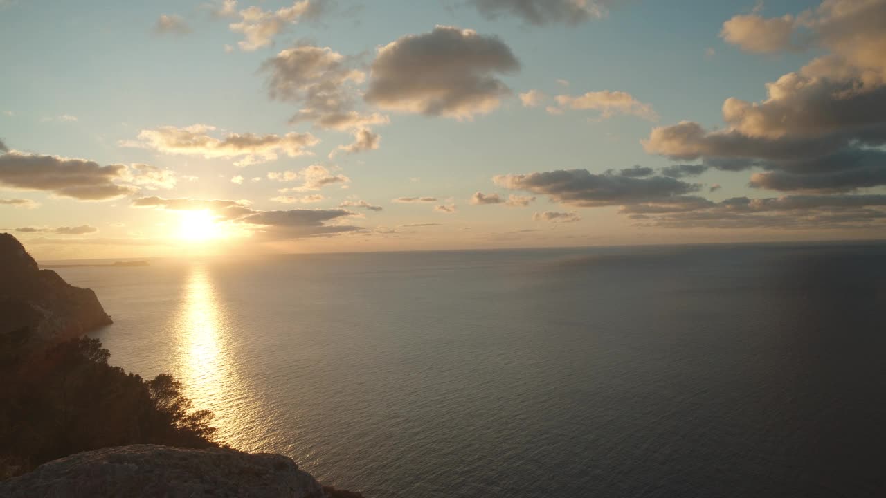 海上的日落和壮观的多云天空视频素材