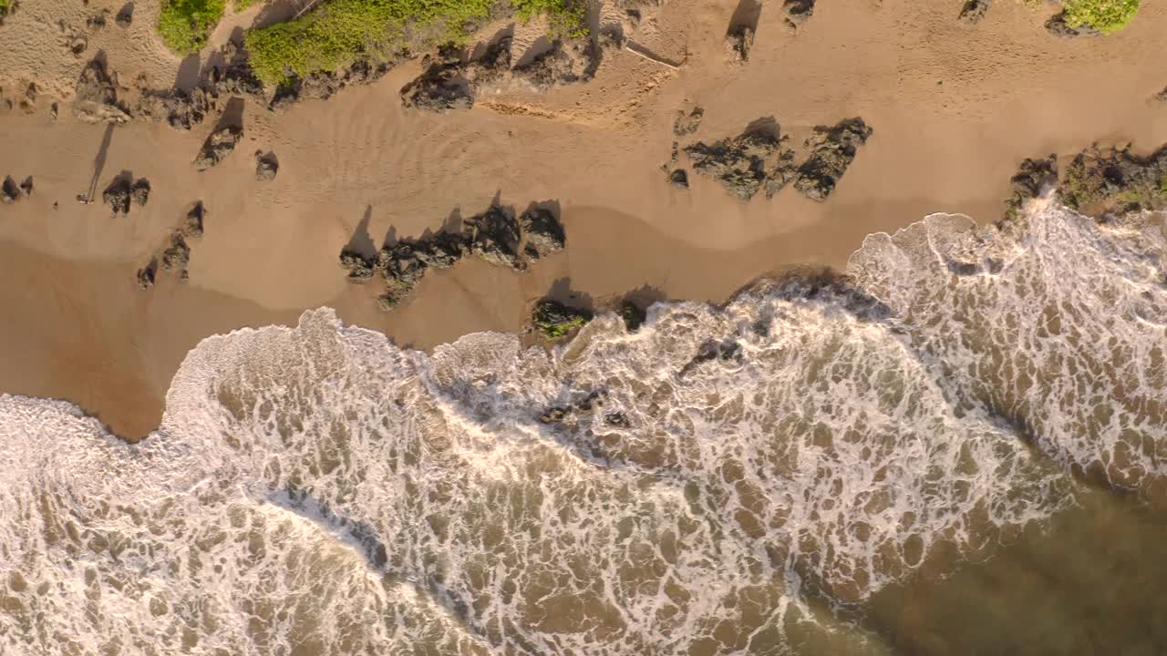 毛伊岛的鸟瞰图——度假者在怀里亚的海滩上海浪拍打视频素材