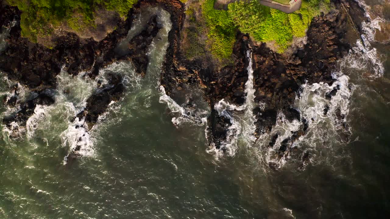 毛伊岛的鸟瞰图-海浪拍打着威利亚的海岸峭壁视频素材