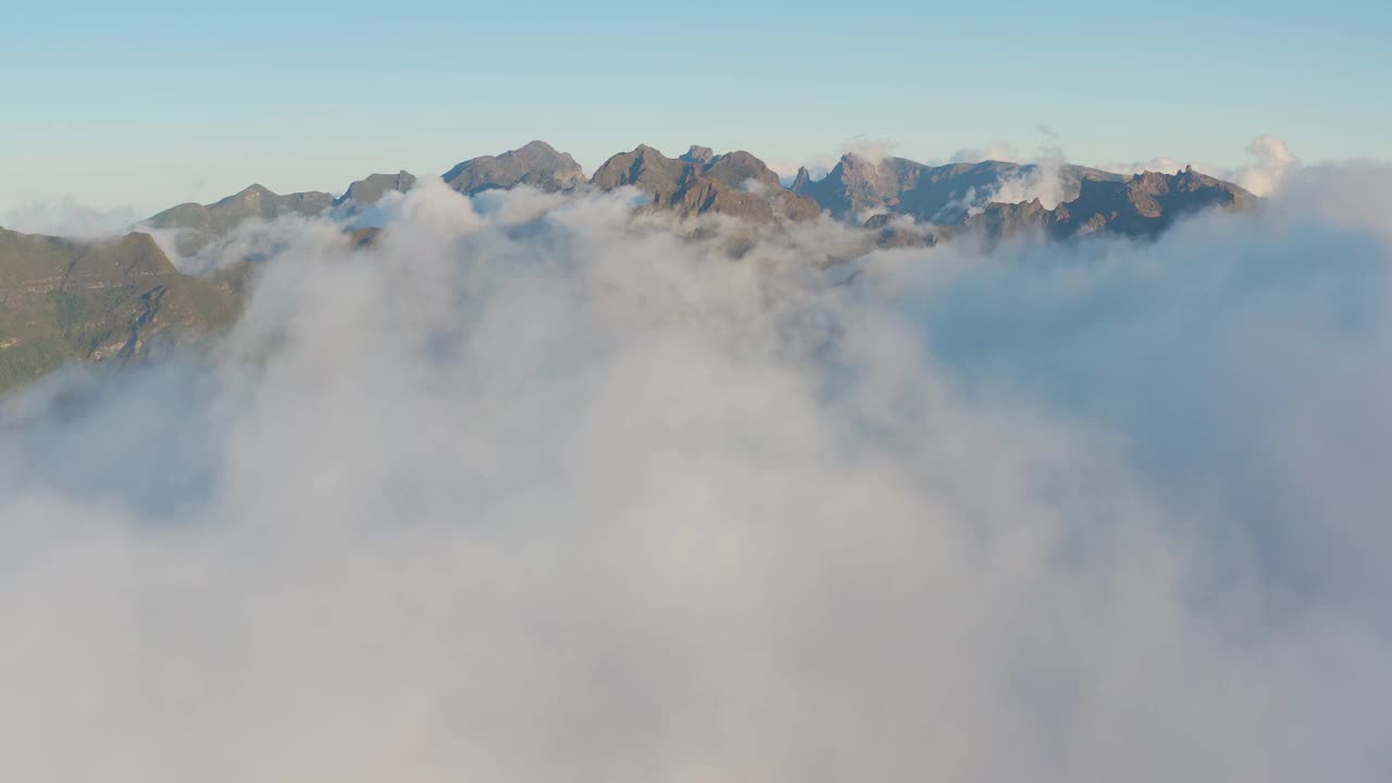 马德拉岛的Pico do Ruovo和Pico do Arieiro，马德拉岛的最高点。日落时陡峭而美丽的山和云的风景。鸟瞰图。视频素材