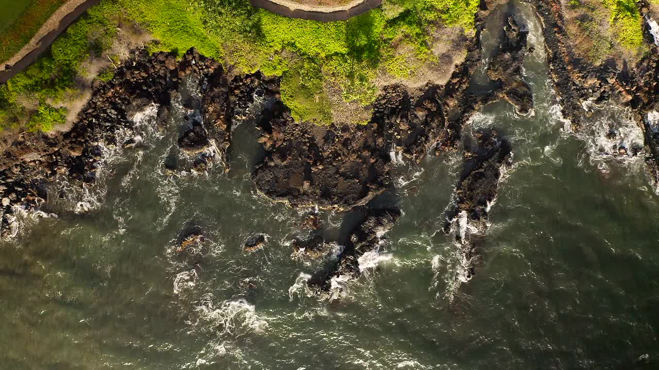 毛伊岛的鸟瞰图-海浪拍打着威利亚的海岸峭壁视频素材