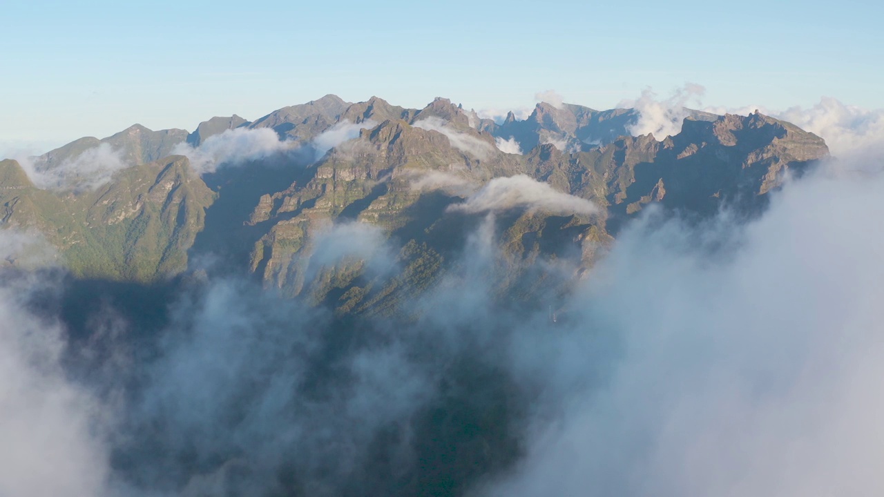 Pico do Ruovo和Pico do Arieiro，马德拉岛，马德拉岛的最高点。日落时陡峭而美丽的山和云的风景。鸟瞰图。视频素材