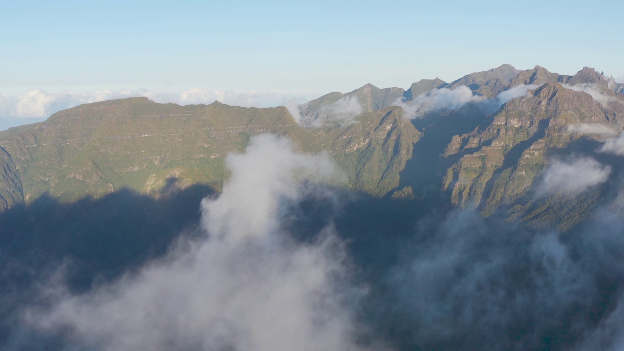 Pico do Ruovo和Pico do Arieiro，马德拉岛，马德拉岛的最高点。日落时陡峭而美丽的山和云的风景。鸟瞰图。视频素材