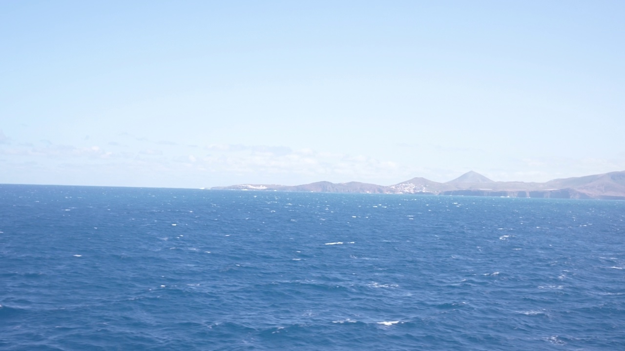 圣克鲁兹波涛汹涌的大海景观视频素材