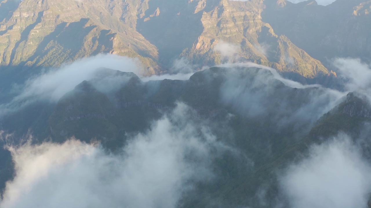 Pico do Ruovo和Pico do Arieiro，马德拉岛，马德拉岛的最高点。日落时陡峭而美丽的山和云的风景。鸟瞰图。视频素材